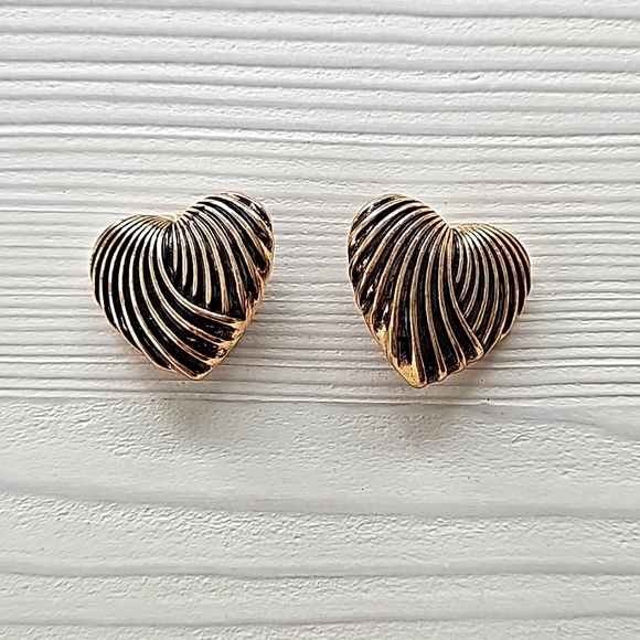 Heart clip-on earrings - Picture 3 of 3